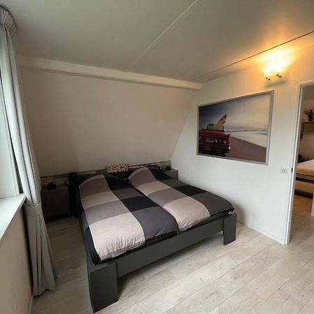 Huisje aan de kust Sint Maartensvlotbrug Buitenkant foto
