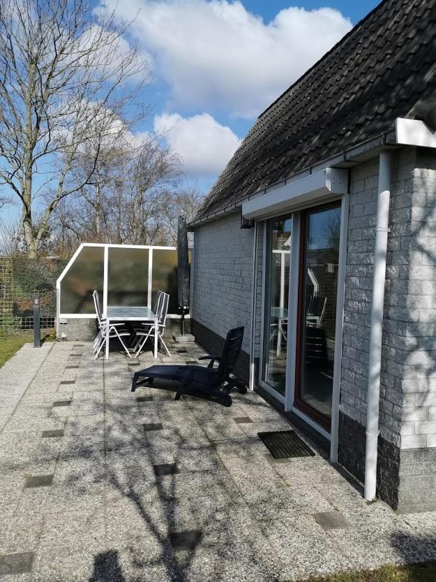 Huisje aan de kust Sint Maartensvlotbrug Buitenkant foto