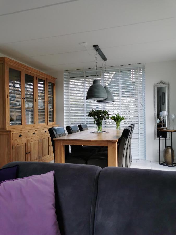 Huisje aan de kust Sint Maartensvlotbrug Buitenkant foto