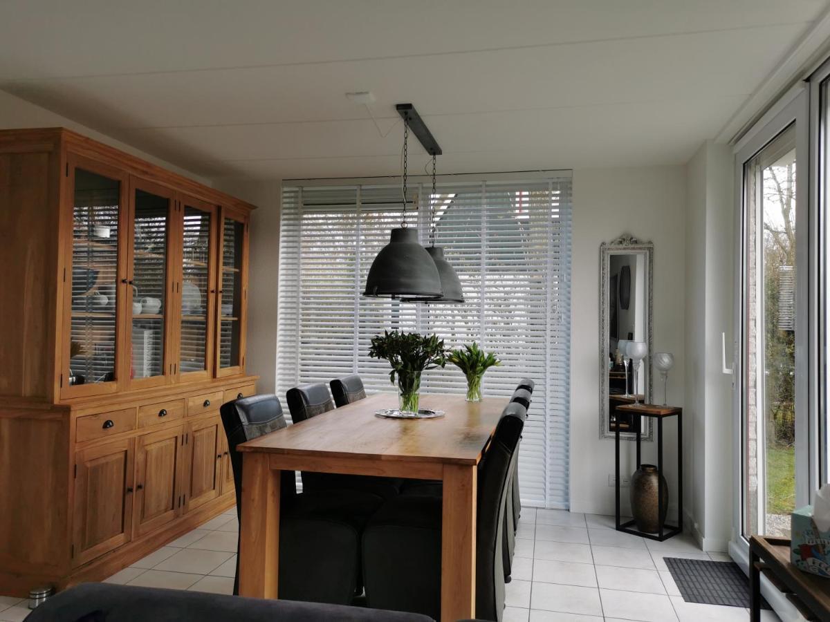 Huisje aan de kust Sint Maartensvlotbrug Buitenkant foto
