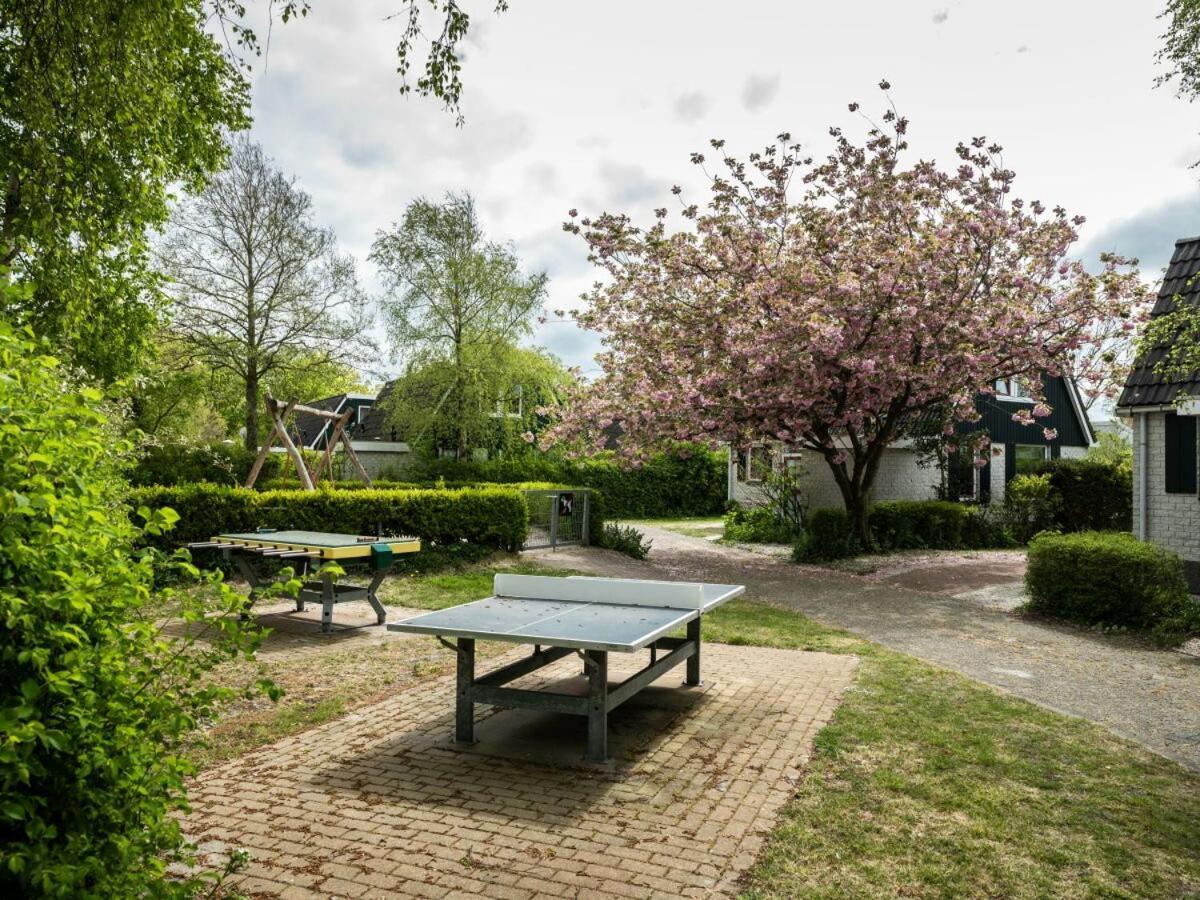 Huisje aan de kust Sint Maartensvlotbrug Buitenkant foto